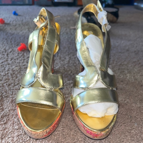 BCBGenerations Gold heels LIKE NEW - Picture 3 of 6